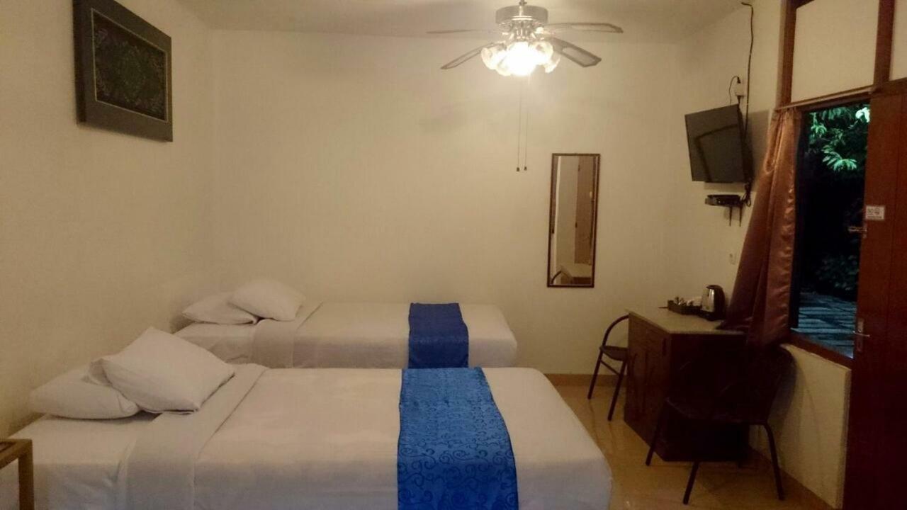 Isro Guesthouse Syariah Kepanjen Extérieur photo